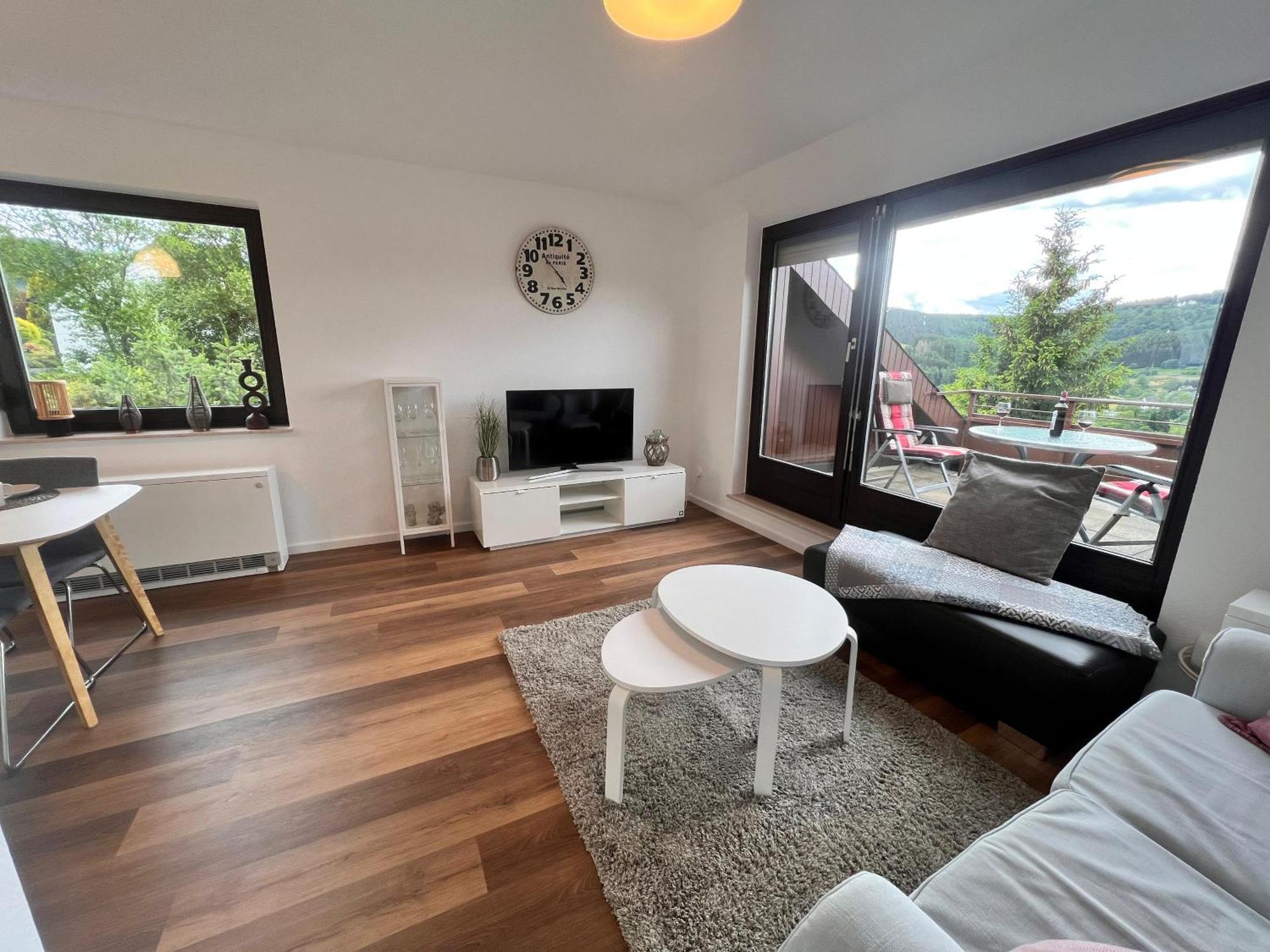 Gemuetliche 3-zimmer-wohnung Mit Panoramablick Und Kostenlosem Ueberdachten Parkplatz *