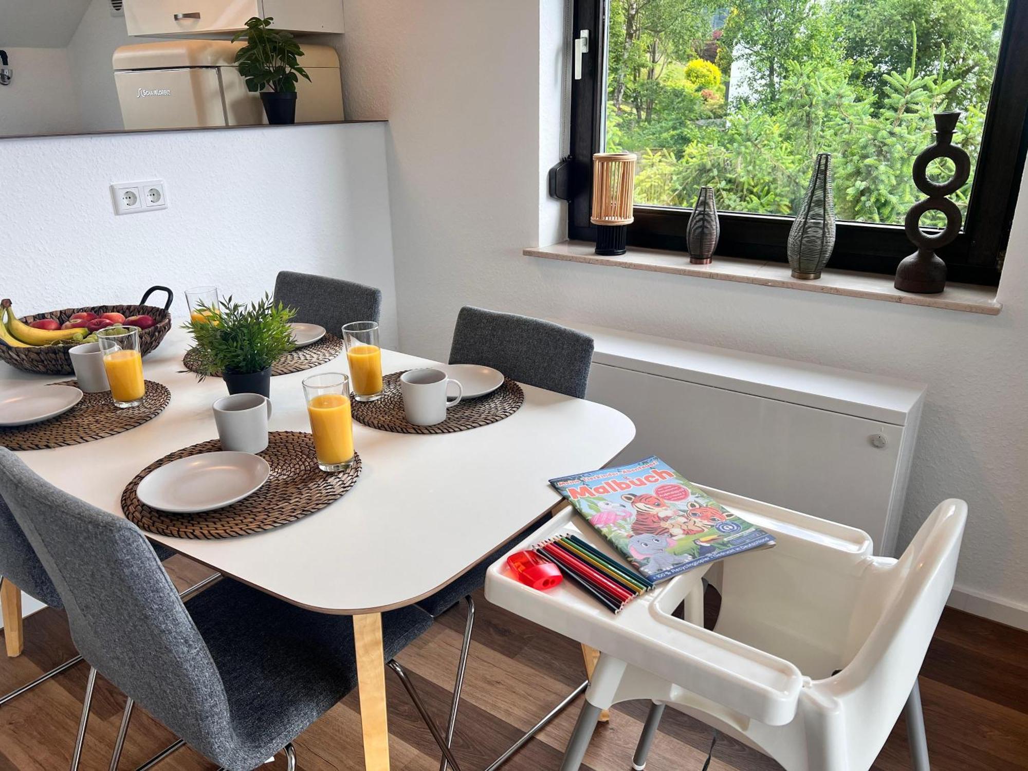 Gemuetliche 3-zimmer-wohnung Mit Panoramablick Und Kostenlosem Ueberdachten Parkplatz Apartment